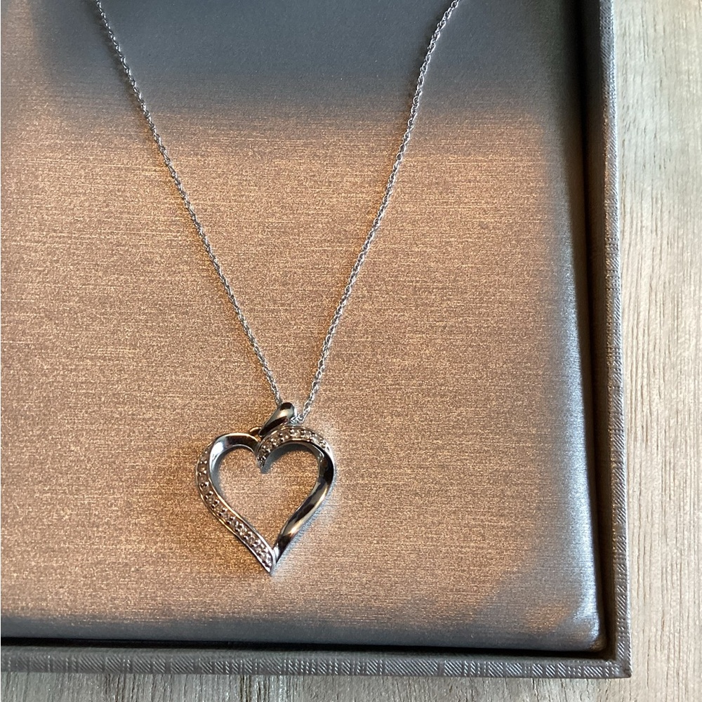 Elegant White Gold and Diadmond Heart Necklace